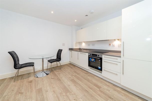 Salcombe Court, 16 St. Ives Place, London, E14 - Photo 1