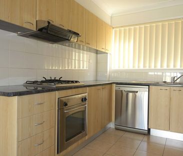 Townhouse is great location - Photo 3