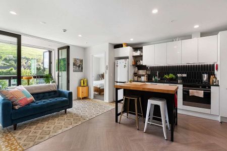 Bright and warm unit with a secure carpark - Photo 2