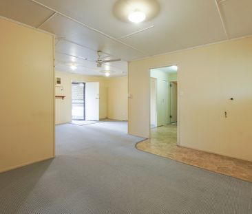 Large house with plenty of storage and room for entertaining! - Photo 2