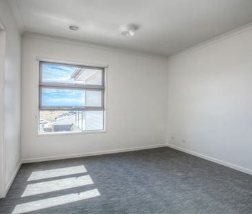 Spacious Home with a View! - Photo 5