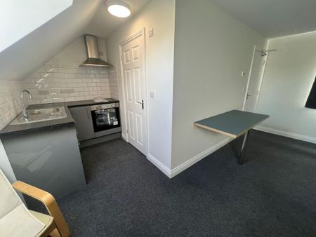 1 bedroom in a house share to rent - Photo 2
