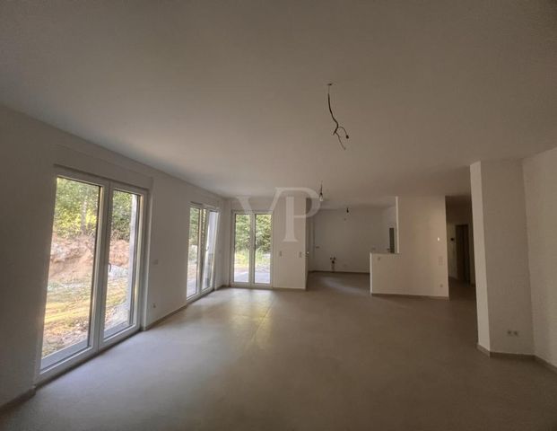 Neubauwohnung im Erdgeschoss mit Blick ins Grüne - Foto 1