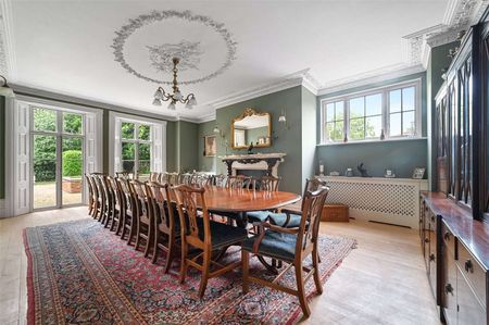 A charming ten-bedroom Queen Anne listed manor house situated in an Idyllic setting - Photo 2