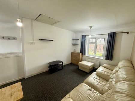 2 bedroom maisonette to rent - Photo 2