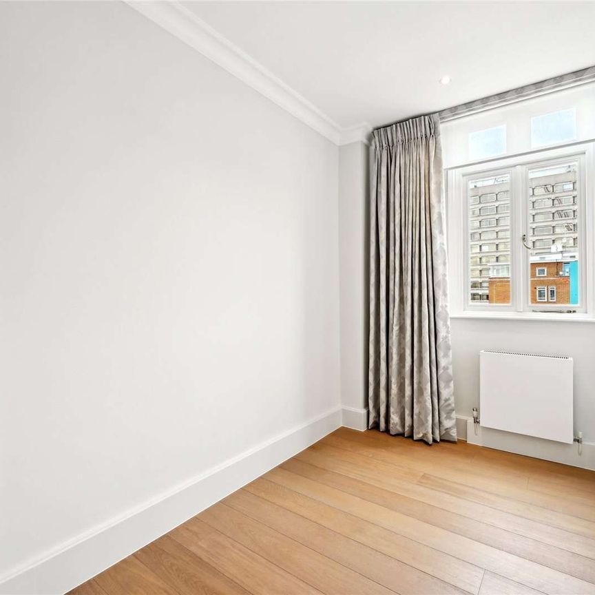 Top floor apartment, situated in a well maintained mansion building moments from Hyde Park. - Photo 1