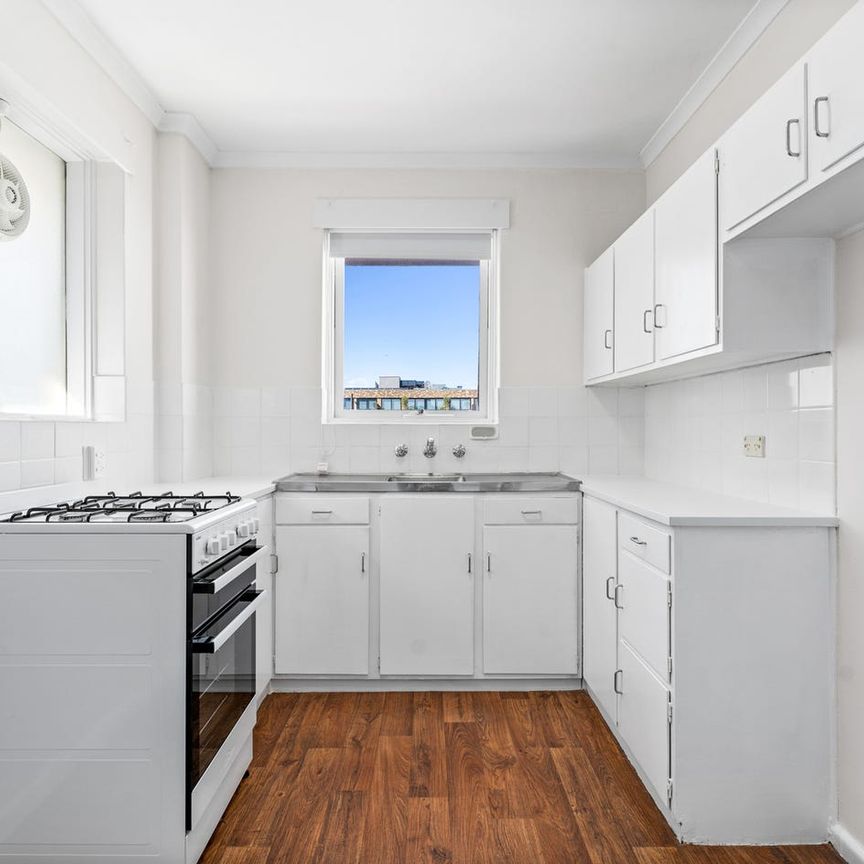 Light-Filled 1 Bedroom Apartment in Prime Armadale Location - Photo 1