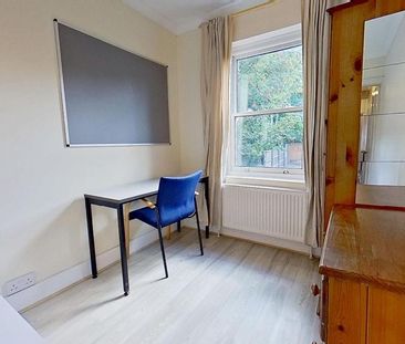 4 bedroom semi-detached house to rent - Photo 3