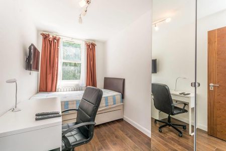 3 bedroom flat to rent - Photo 4