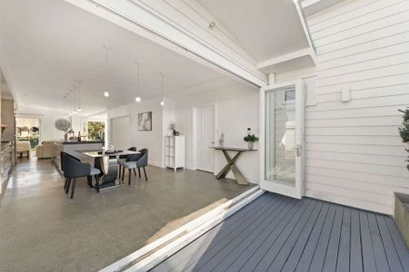 3BR Sun-catcher with great family living areas - Photo 4