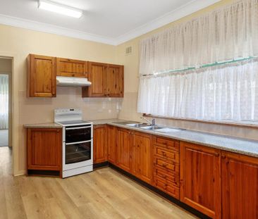 Three Bedroom Home with Nice Backyard! - Photo 5