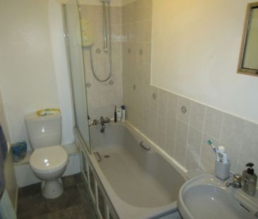 2 bed Terraced - To Let - Photo 5