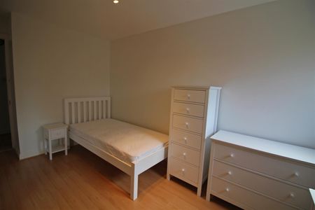 3 Bedroom Flat - First Floor - Photo 2