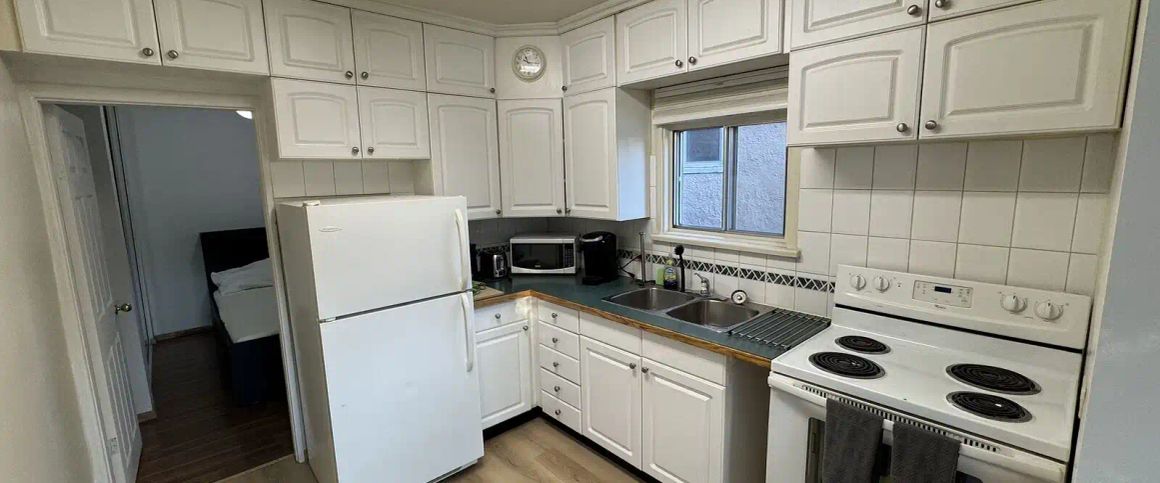 Furnished 1x Bed APT - Parking, Internet & Utilities Included — 1 Bedroom Duplex - Photo 1