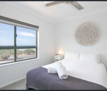 Beachfront 2-Bed Apartment with Stunning Ocean Views - Photo 5