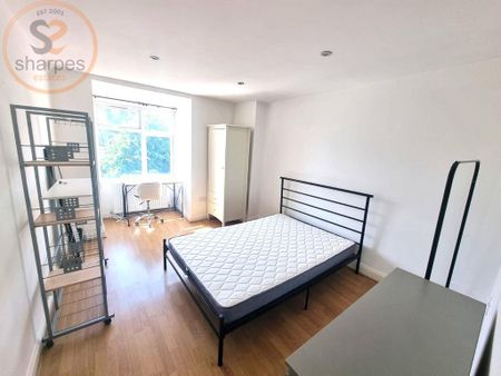 3 bedroom flat to rent - Photo 3