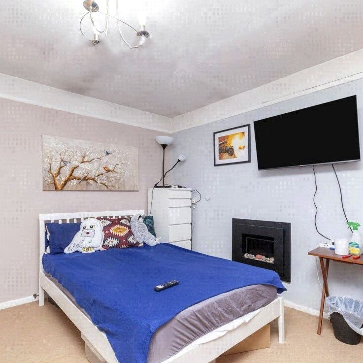 Normanhurst, Ashford, Spelthorne, TW15 2NX - Photo 1