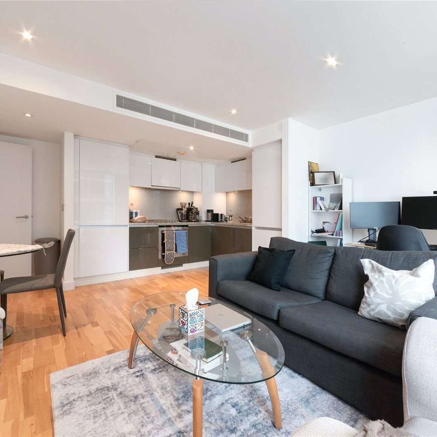 The Landmark truly lives up to its name, offering one of the highest residential accommodation in Canary Wharf. - Photo 1