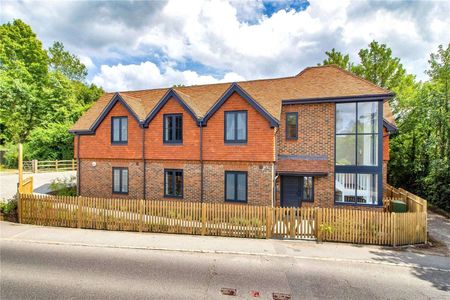 A contemporary ground floor apartment in charming Otford village. - Photo 5