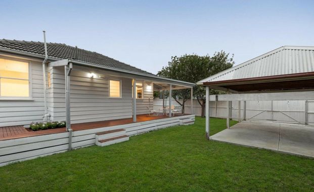 BRIGHT AND SPACIOUS HOME IN OAKLEIGH EAST - Photo 1