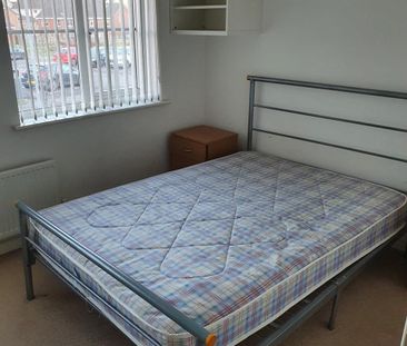 2 Bed Terraced House, Newhouse Road, G42 - Photo 1