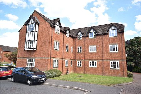 A wonderful top floor two bedroom flat - Photo 2