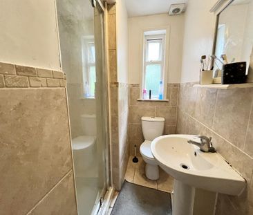 1 bedroom in a house share to rent - Photo 4