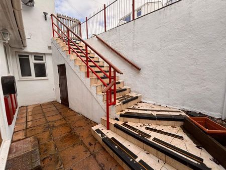 3 bedroom flat to rent - Photo 3