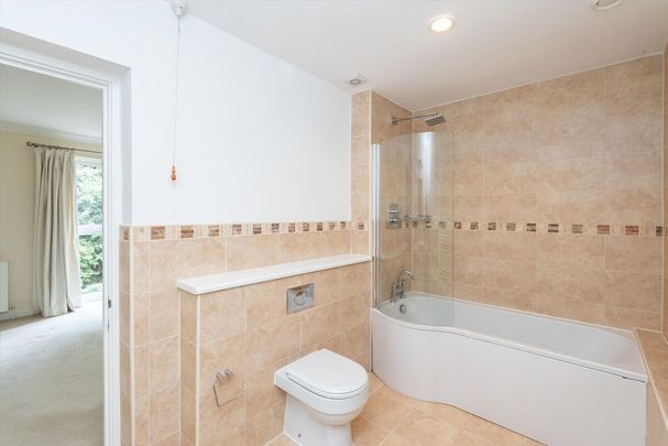 Five bedroom detached home close to the wide open spaces of Wimbledon Common. - Photo 1