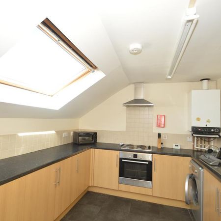 1 bedroom in a flat share to rent - Photo 3