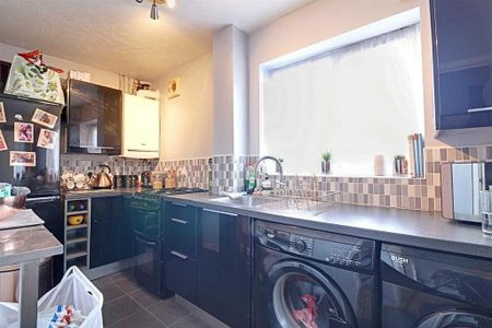 2 bedroom end of terrace house to rent - Photo 2