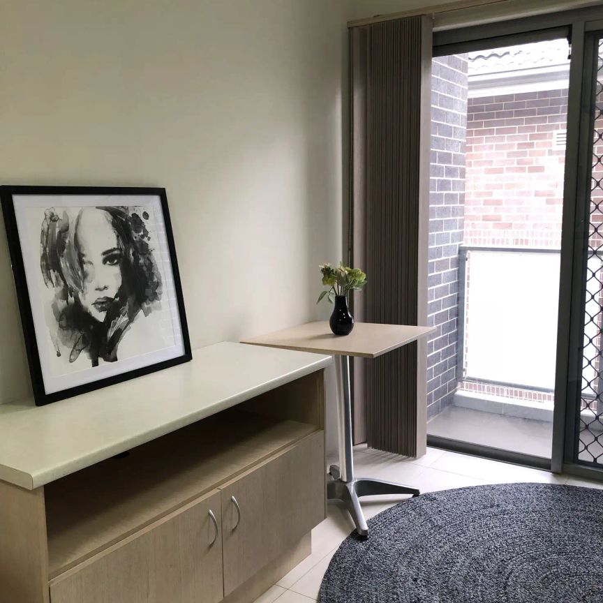 “Modern Studio next to shops and station.” - Photo 1