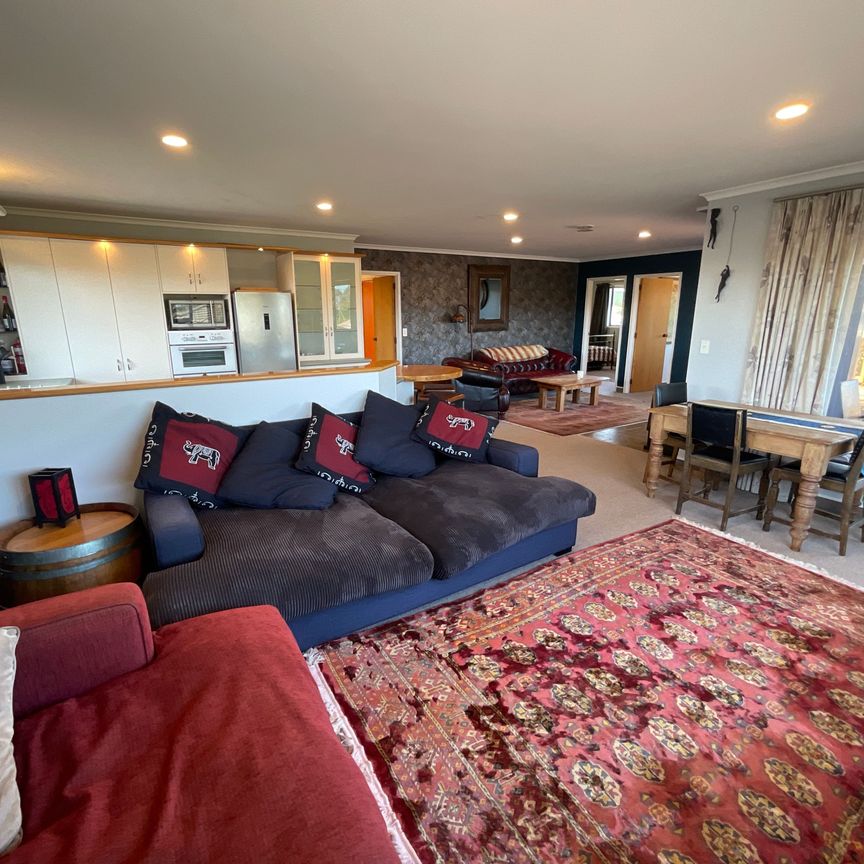 THREE BEDROOM, FULLY FURNISHED, CENTRAL LIVING - Photo 1