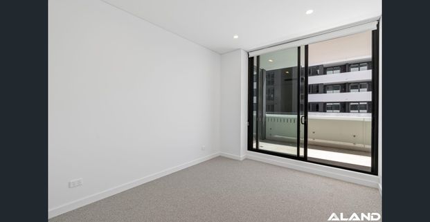 Two Bedroom + Study with exceptional district and water views - Photo 1