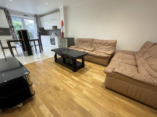 1 bedroom in a house share to rent - Photo 1