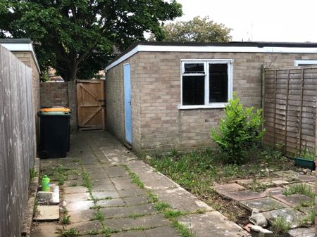 Available Lovely 3 Bedroom House Queens Park - Photo 4