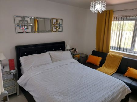 3 Bed End Terrace, Wenlock Way, M12 - Photo 3