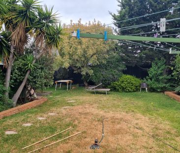 Altona Meadows - Photo 2