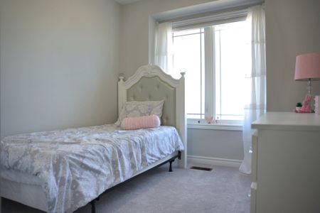 For Lease - 37 Cygnus Crescent, Barrie, Ontario - Photo 4