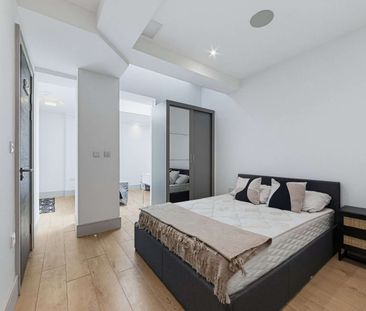 A Spacious, bright, open plan Studio flat with separate bedroom area situated in the centre of Whitechapel a short walk from transport links. - Photo 6