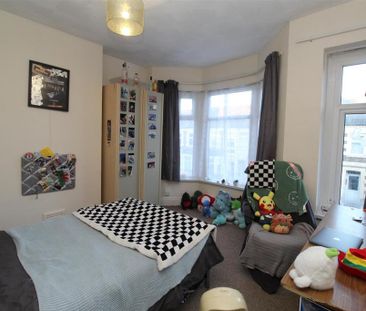 4 bedroom private hall to rent - Photo 1