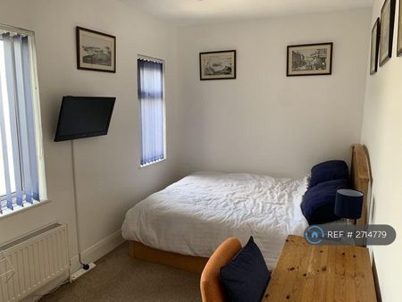 1 bedroom in a house share to rent - Photo 2