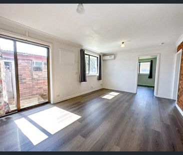 Neat & Tidy 3 Bedroom House! Close To Doonside Station! - Photo 5