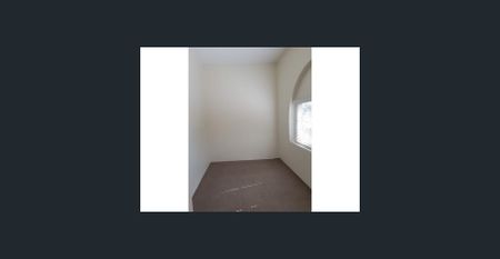 SPACIOUS APARTMENT - 2 bedroom plus study - Photo 2