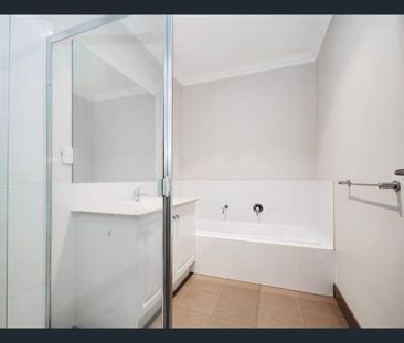 Modern Two-Storey Townhouse in Convenient Croydon North Location - Photo 3