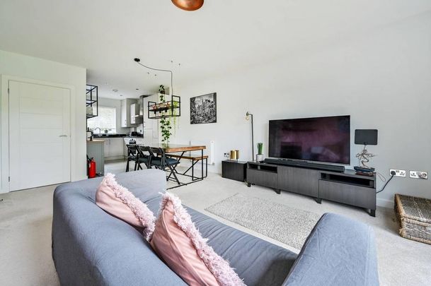 3 bedroom semi-detached house to rent - Photo 1