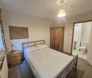 1 bedroom in a house share to rent - Photo 2