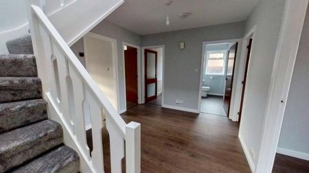 4 bedroom detached house to rent - Photo 2