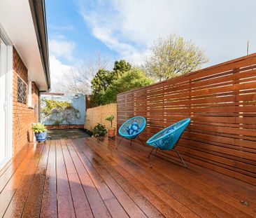 Single-Level Living, Sought after Location - Photo 3