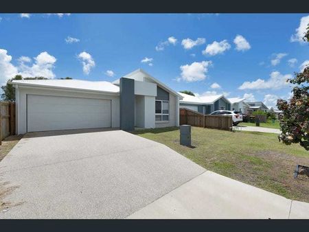 Stunning - Very modern home in the heart of Beaconsfield - Photo 5